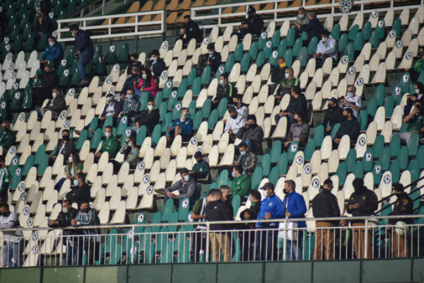 Torcida no Couto Pereira na partida contra o Guarani