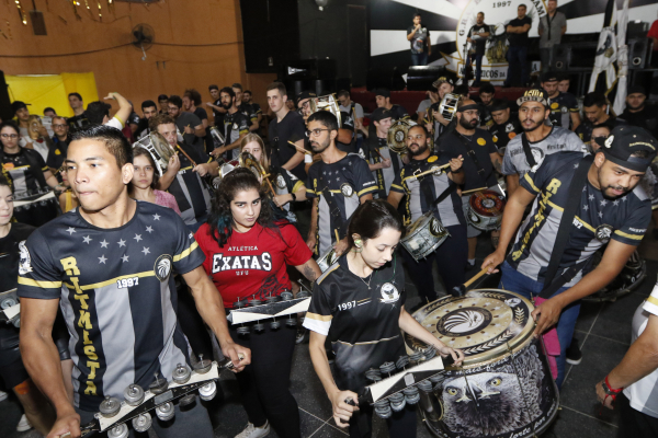 Ensaio da Acadêmicos da Realeza: baterias universitárias somam