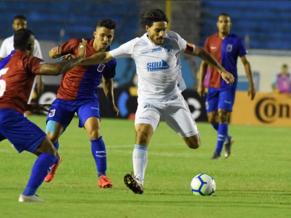 Germano, do Londrina, passa pela marcação de Alesson, do Paraná Clube