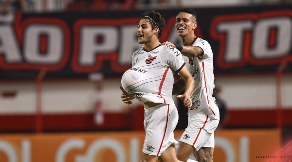 Marcinho e Richard comemoram gol do Athletico