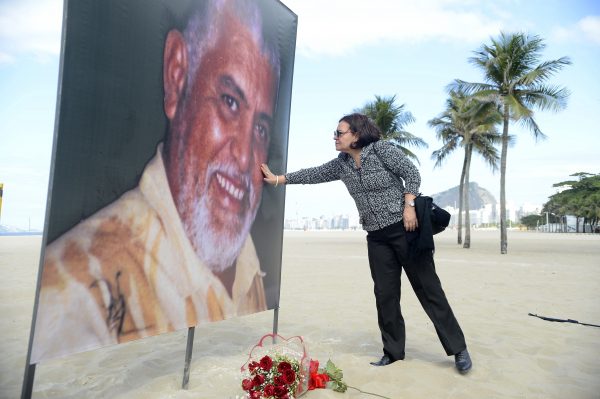Tânia Lopes, irmã de Tim Lopes, durante ato em memória do jornalista.