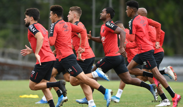 Último treino do Athletico em Curitiba antes do embarque para Brasília