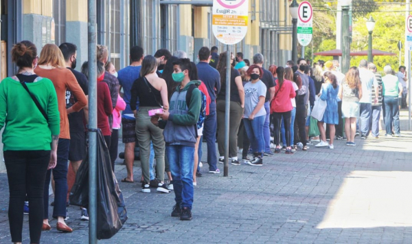 Fila para entrar no Mercado Municipal de Curitiba
