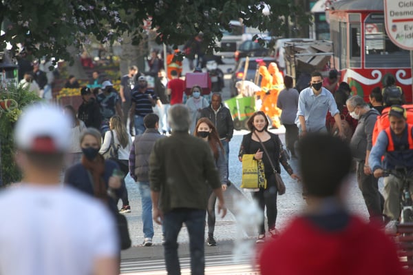 Em Curitiba, reabertura do comércio, ontem, teve movimento nas ruas