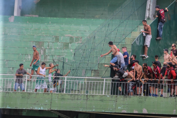 Confusão entre torcidas organizadas no Couto Pereira