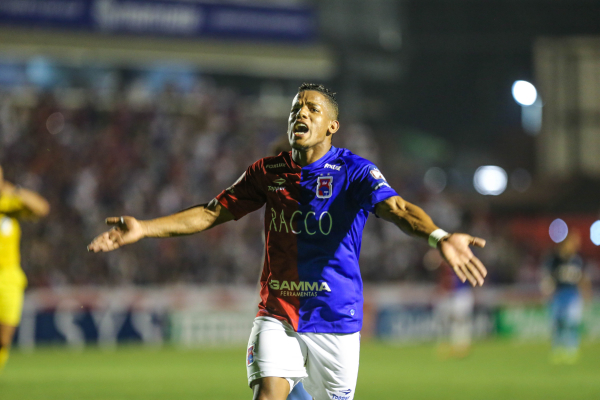 Vitor Feijão comemora gol contra o Londrina, em jogo da Série B de 2017