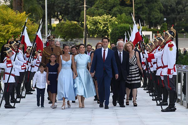 Ratinho sobe rampa da Assembleia