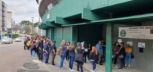 Fila no Couto Pereira para a compra de ingressos para show do McFly