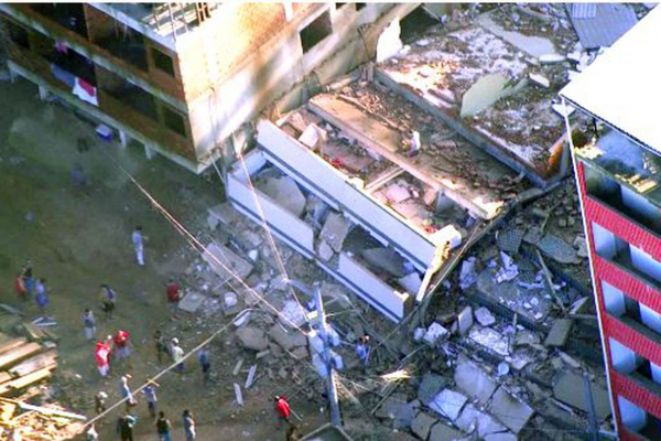 Bombeiros trabalham no resgate de vítimas de desabamento no Rio