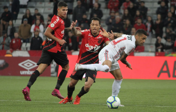 Em 2019, Daniel Alves (à direita), enfrenta Adriano e Bruno Guimarães, ambos do Athletico
