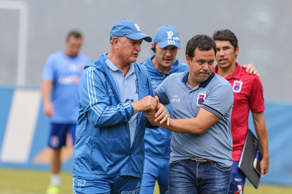 Felipão cumprimenta Dado Cavalcanti, no duelo contra o Paraná Clube, em 2018