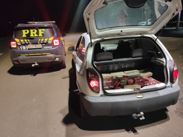 O carro com a maconha apreendida