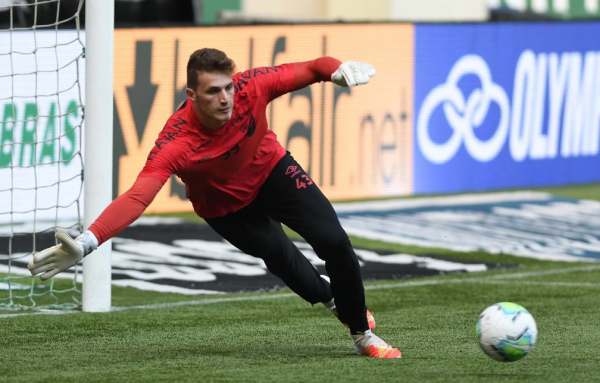Bento: único goleiro no Athletico no momento