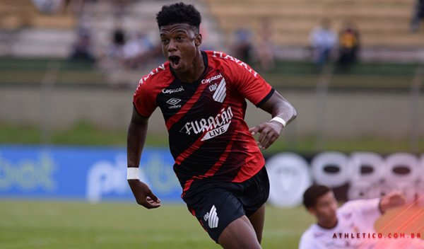 O equatoriano John Mercado comemora gol do Athletico