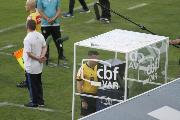 Árbitro verifica no monitor do VAR o lance do gol de Giovanni Augusto, que acabou anulado