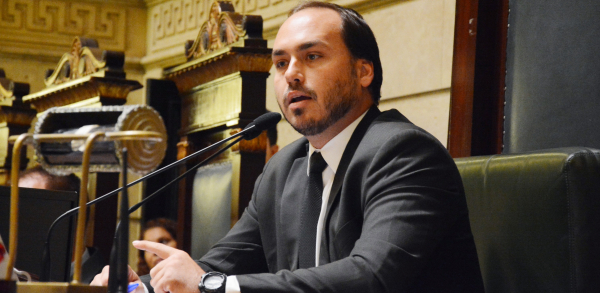 Carlos Bolsonaro: vereador acusa governador de usar a Polícia Civil para envolver a família do presidente no caso do assassinato da vereadora Marielle Franco