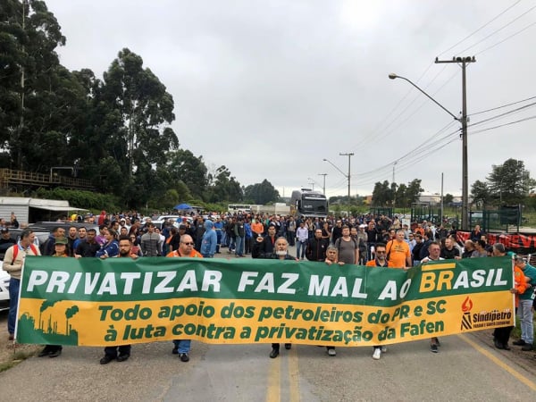 Petroleiros protestam contra fechamento de fábrica: 1 mil trabalhadores podem ficar desempregados