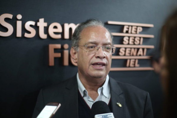 Carlos Walter concede entrevista após o término da apuração