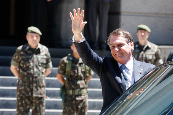 Bolsonaro: "Nenhum militar vai sair cometendo absurdos e excessos"