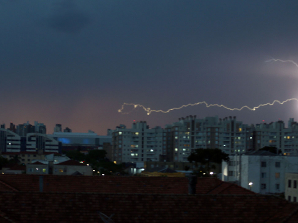 Chegada de frente fria trouxe tempestade com raios para Curitiba e região