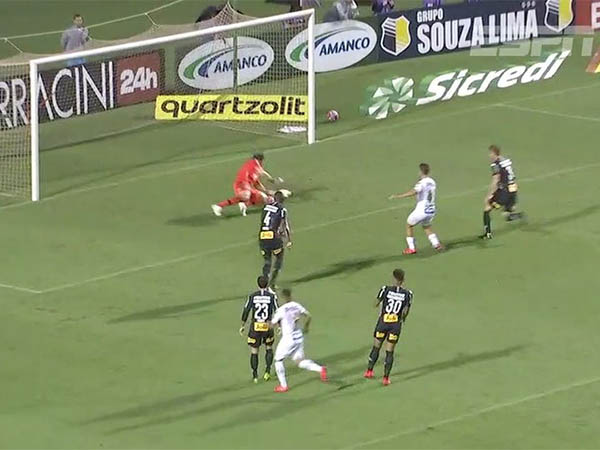 Santos (de branco) e Corinthians (de preto)