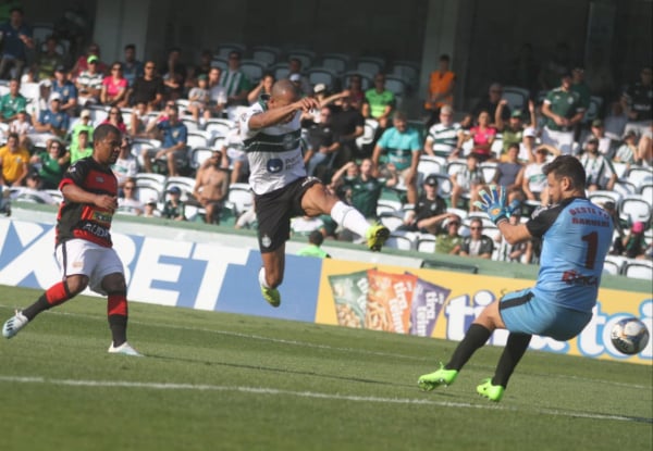 William Matheus chuta para marcar o gol do Coritiba