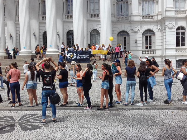 Veteranos recepcionam os calouros nas escadarias do prédio histórico