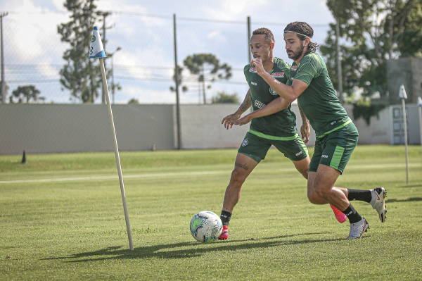 Mattheus Oliveira (à direita) no treino dessa segunda-feira, no CT do Coritiba