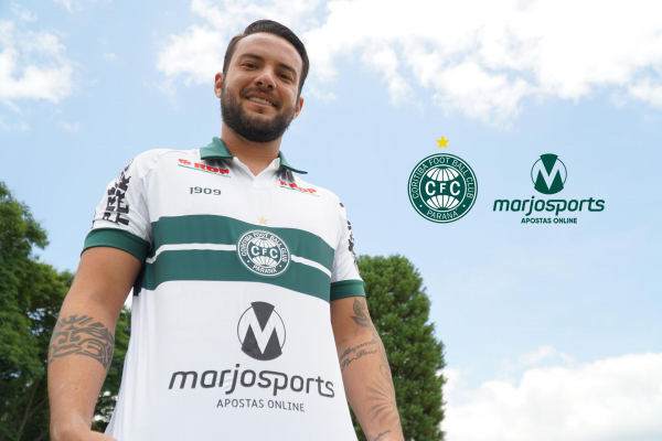 A camisa com o novo patrocinador