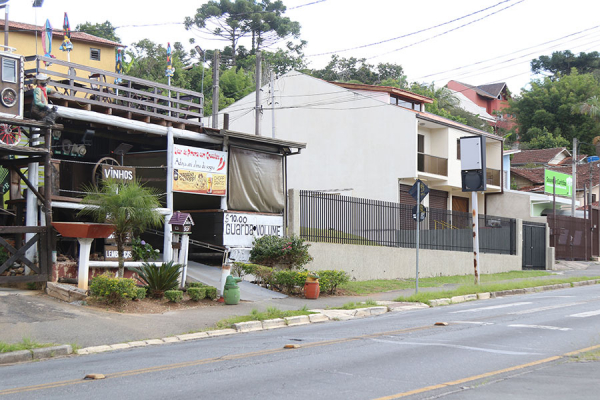Comércio em frente á Ópera de Arame fechado: efeito da crise do Covid-19