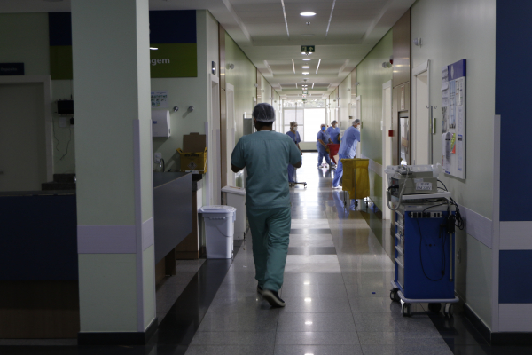 Há 8.647 casos ativos na cidade, correspondentes ao número de pessoas com potencial de transmissão do vírus.