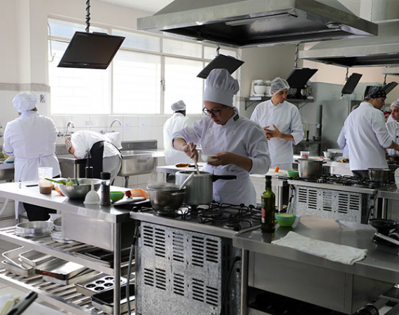 Gastronomia: em expansão no Brasil, cursos atraem estudantes para as cozinhas e cozinheiros para a sala de aula