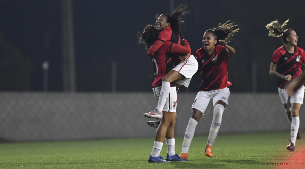 Jogadoras do Athletico comemoram gol no miniestádio do CT do Caju