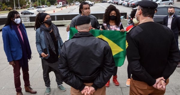 Ato teve como objetivo repudiar a ação de vandalismo que queimou, na segunda-feira (01), a bandeira do Brasil que fica hasteada em frente ao Palácio Iguaçu.
