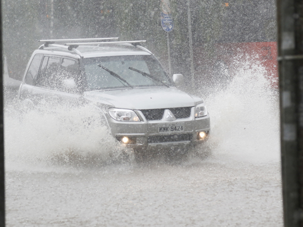 ‘Chuva do ano’ deixa Curitiba debaixo d’água