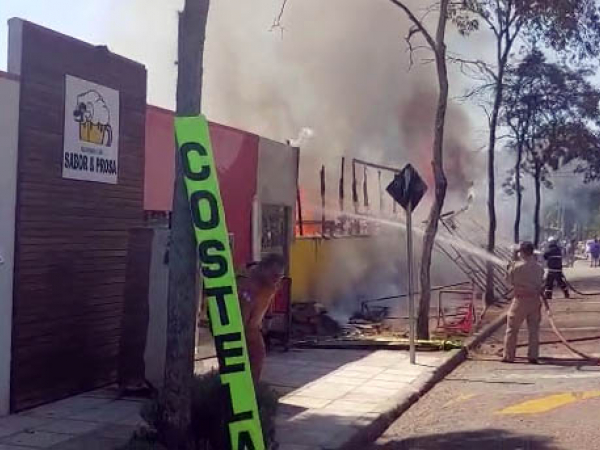 Bombeiros combatem o fogo no aviário