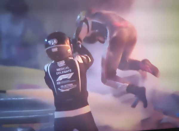 Imagem do médico salvando o Grosjean do fogo