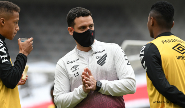 Lucas Silvestre, auxiliar do Athletico: ele comanda o time na partida contra o Palmeiras