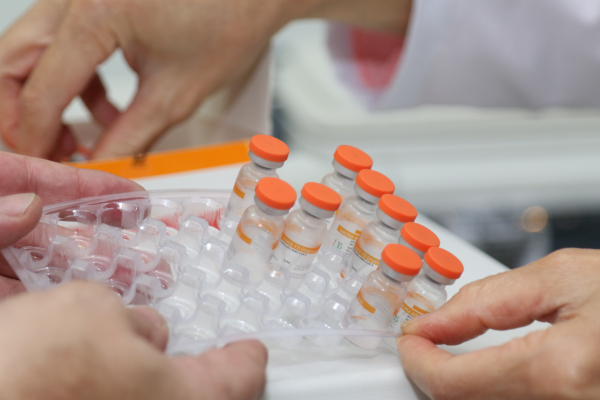Vacina: O Brasil vive uma das piores fases da pandemia, com uma média semanal de mortes próxima de 3.000 vítimas