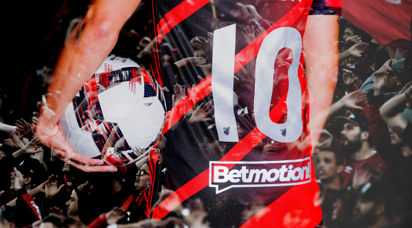 A camisa com o novo patrocinador