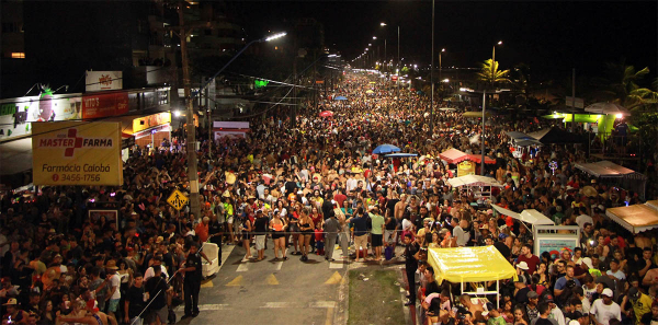Movimento de Carnaval na praia de Caiobá, em Matinhos