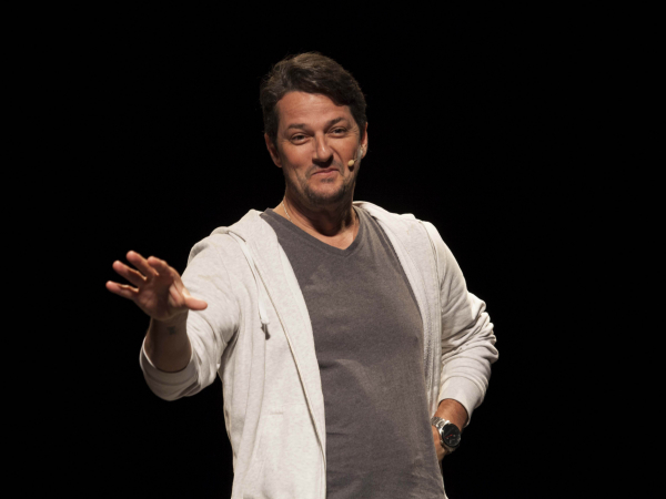 Marcelo Serrado, em cena da peça "O ATORmentado".