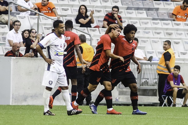 Jogadores do Athletico comemoram gol na Arena, sobre o Cianorte