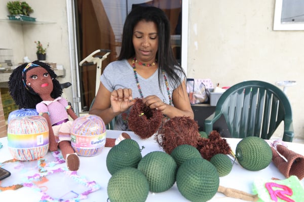 Luciana Cortez com suas obras: a arte contra a depressão