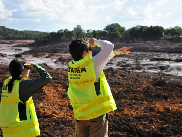 Agentes do Ibama em Brumadinho: Vale foi multada em R$ 250 milhões