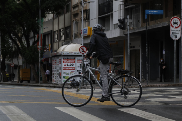 Ciclista em Curitiba: frio