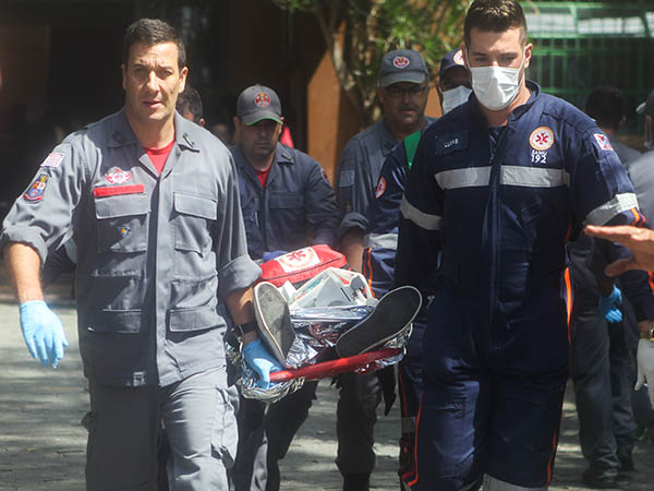 Uma pessoa é socorrida após tiroteio ocorrido na Escola Estadual Raul Brasil, em Suzano (SP)