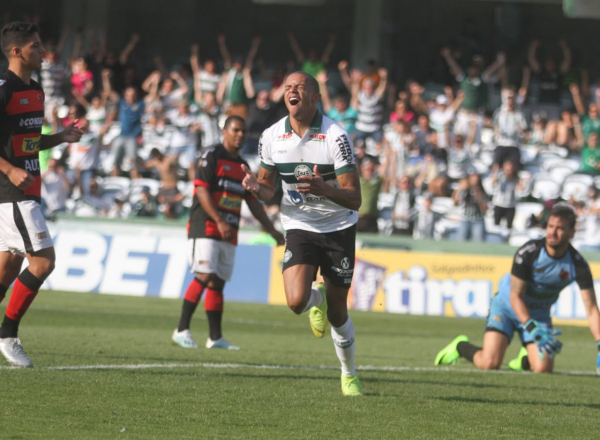 William Matheus comemora gol contra o Oeste: nove vitórias contra paulistas