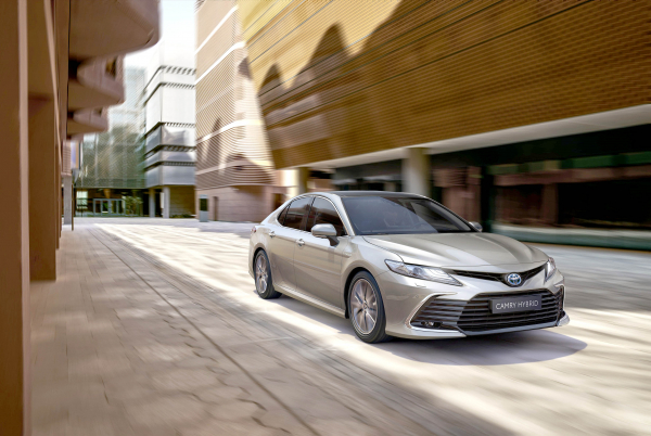 Camry híbrido tem mudanças no design