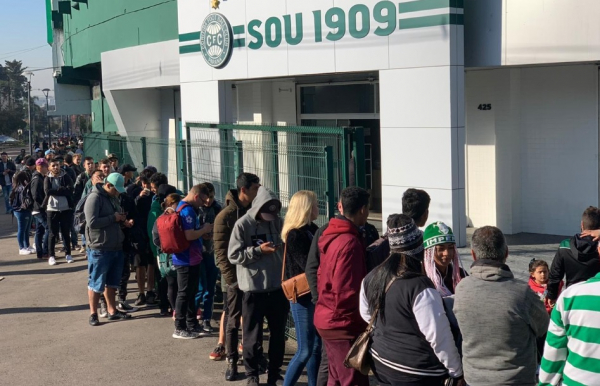 Fila no Couto Pereira para a compra do pacote de ingressos